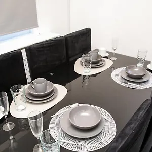 https://newly-refurbished-3-bedroom-house-close-to-central-london.cambridgehotelsuk.com
