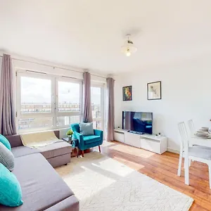 https://modern-2-bed-flat-with-view-of-the-shard-near-to-tower.cambridgehotelsuk.com